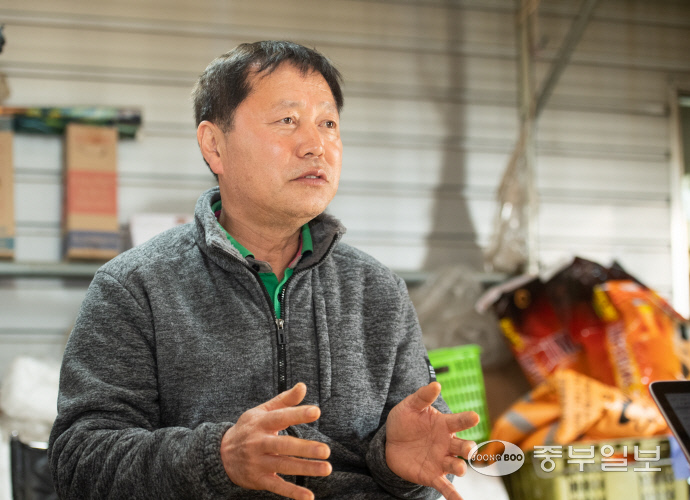 11일 오전 성남시 중원구 갈현동 새도나영농조합에서 만난 이병각(62) 대표가 중부일보와 인터뷰를 진행하고 있다. 김근수기자