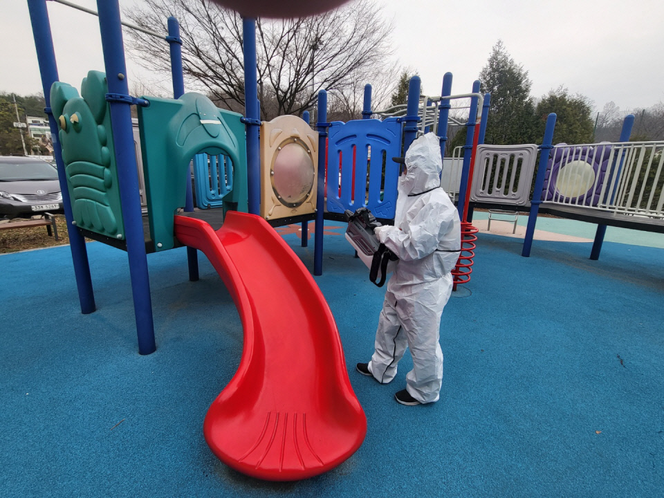 의왕도시공사는 지난 11일  고천체육공원, 부곡체육공원 내 운동기구 및 주민 편의시설 전반에 대한 방역소독을 진행했다. 사진=의왕시청