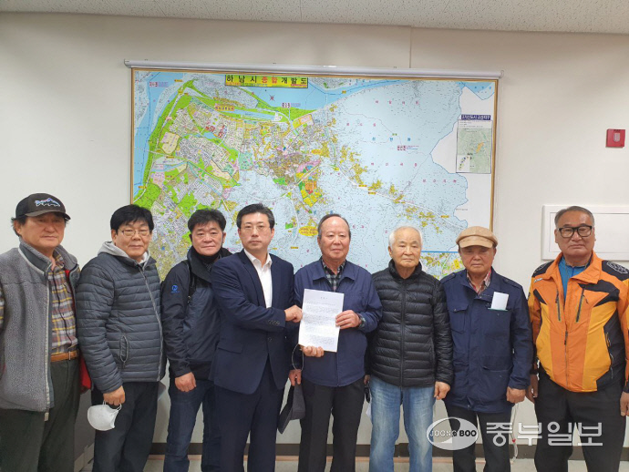 사진=하남시 보수단체 이현재 전 국회의원의 하남시장 예비후보 사퇴 성명서를 발표했다.