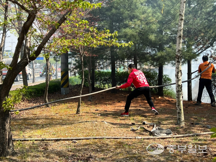 김준희 하남시장 예비후보가 신장동 신풍삼거리 인근 공원 화재 진압을 돕고 있다. 사진=김준희 하남시장 예비후보