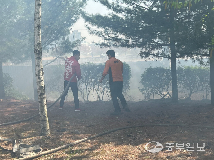 김준희 하남시장 예비후보가 신장동 신풍삼거리 인근 공원 화재 진압을 돕고 있다. 사진=김준희 하남시장 예비후보