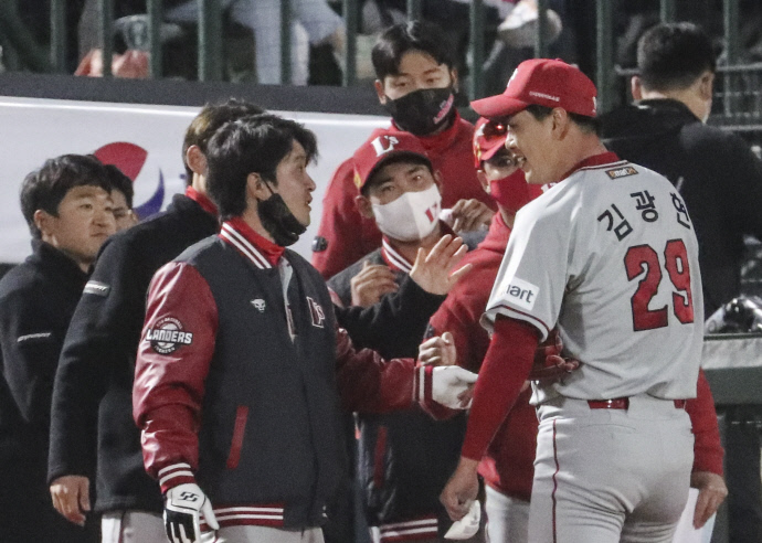 A partida entre SSG Landers e Lotte Giants foi realizada no Sajik Stadium em Busan no dia 27. O jogador titular do SSG Kim Kwang-hyun entra no bunker com um sorriso após a quinta entrada.