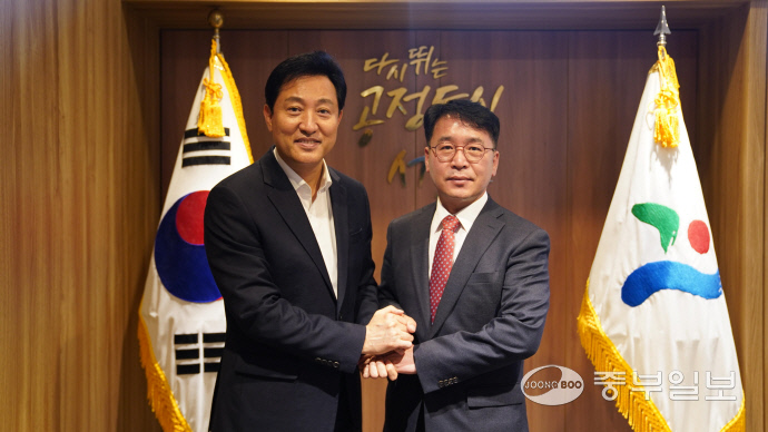 김종필(오른쪽) 국민의힘 인천 남동구청장 예비후보가 최근 오세훈 서울시장과 환담한 뒤 기념촬영하고 있다. 사진=김종필 예비후보 선거사무소