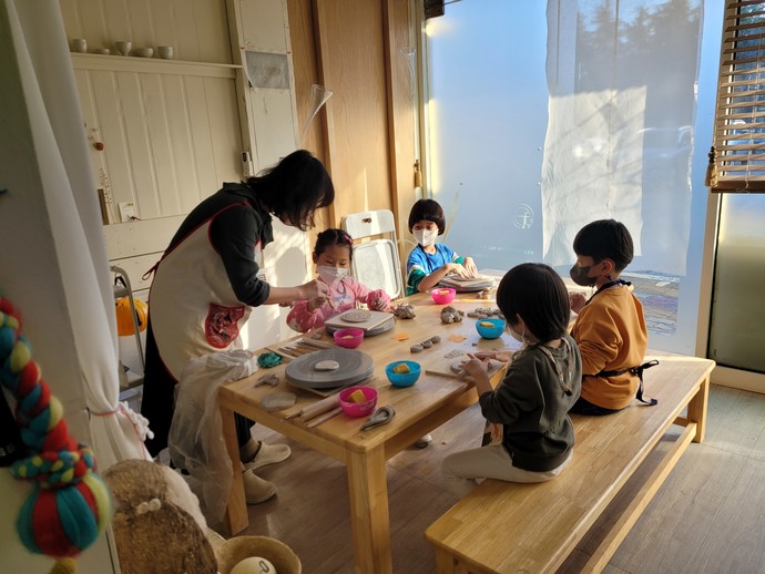 동구평생학습관에서 진행된 ‘찾아가는 평생학습 나들이 강좌’에서 '엄마와 함께 조물조물' 프로그램에 참여한 어린이들이 만들기 수업에 참여중인 모습. 사진=인천 동구청