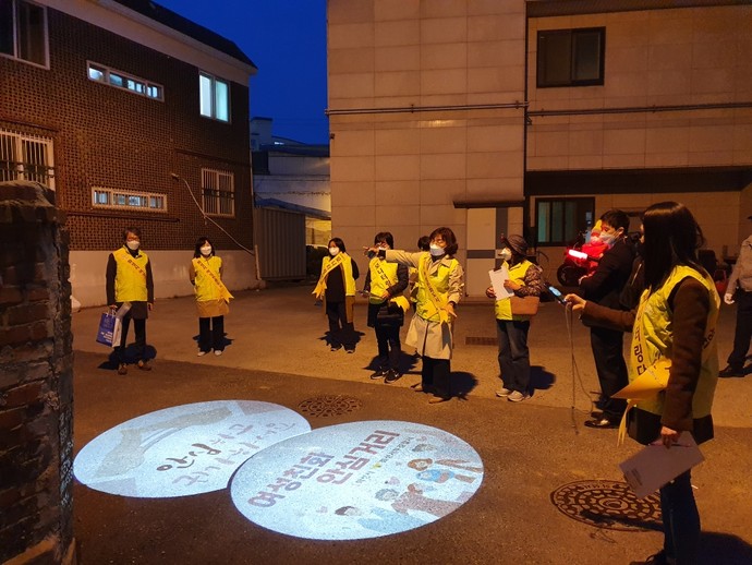 화성시가 남양 초등학교 인근에 조성한 첫 번째 여성친화 안심 거리에서 합동 모니터링을 실시했다. 사진=화성시청