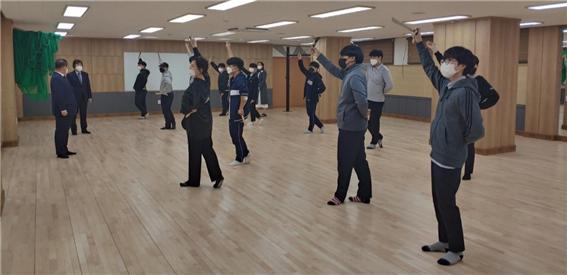 업무 협약을 통한 첫 교육 사업으로 양명고등학교 재학생이 안양검무를 전수받고 있다. 사진=안양시청