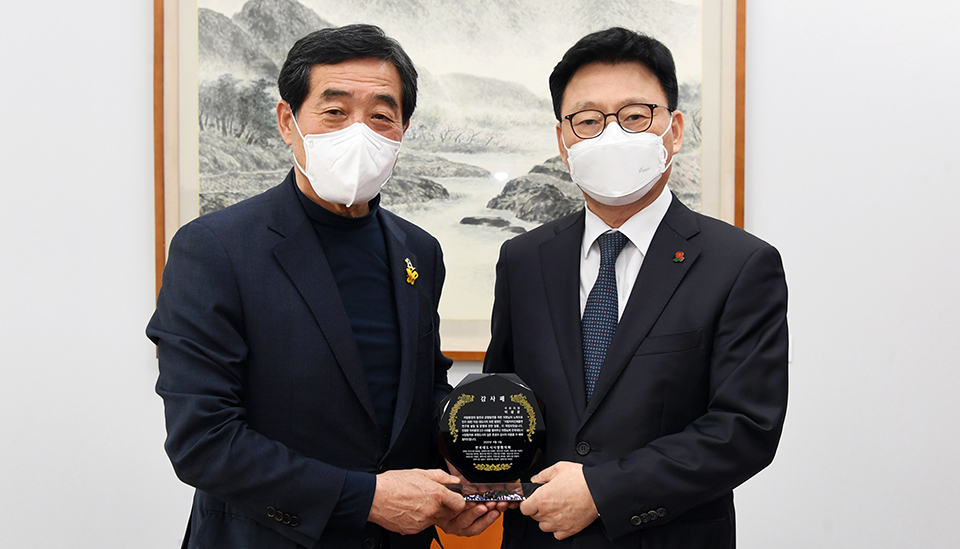 전국대도시시장협의회장인 윤화섭 안산시장이 지난 7일 지방연구원법 개정안 통과에 기여한 국회의원 8명에게 감사패를 전달했다. 사진 왼쪽부터 윤화섭 시장, 박광온 국회 법사위원장. 사진=안산시청