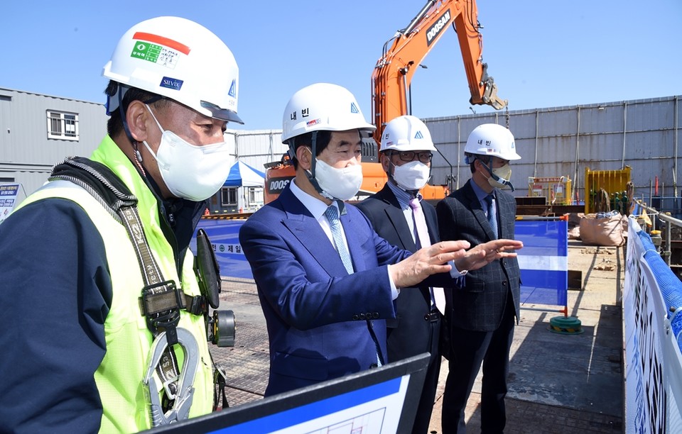 안병용 의정부시장은 7일 오후 민락동 880번지에 건립 중인 민락 국민체육센터 공사 현장을 방문해 중대재해 예방과 안전관리 실태 확인을 위한 현장 점검을 실시했다. 사진=의정부시청