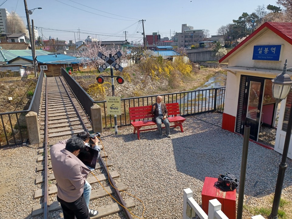 이천시 관고동지역사회보장협의체가 지난 7일과 8일 이틀에 걸쳐 관고동 저소득층 노인들에게 장수사진과 인물사진을 촬영해드리는 ‘추억 한 장, 세월을 담다’ 마을복지 사업을 추진했다. 사진=이천시