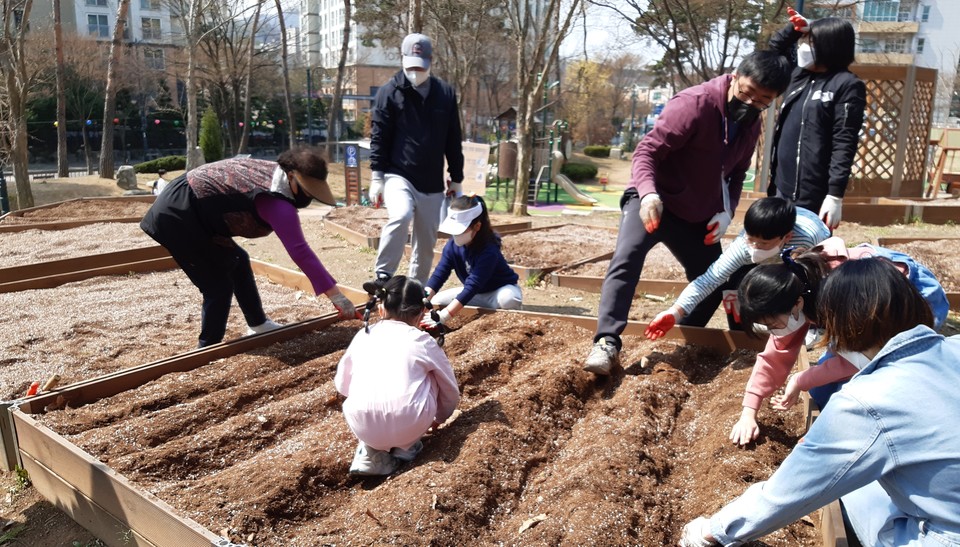 의왕시는 가막들공원 내에 조성한 도시농업텃밭에서 가족과 이웃이 함께 농업 활동을 매개로 교육·문화·예술 활동을 공유하기 위한 온가족 텃밭교실을 운영 중이다. 사진=의왕시