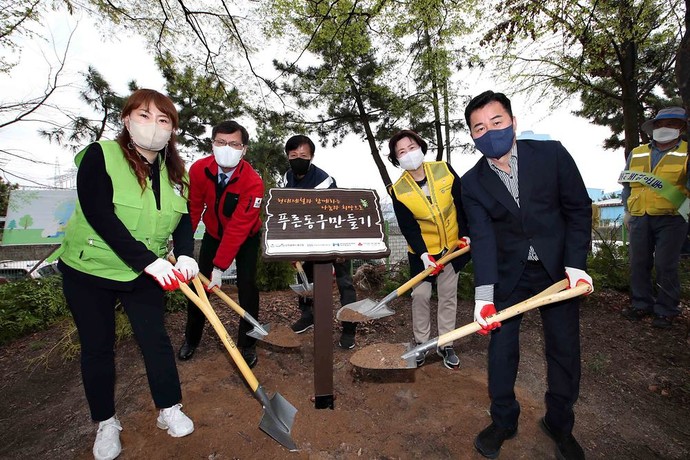 인천 동구는 지난 12일 인천교 녹지에서 양종오 현대제철 인천공장장과 조상범 인천사회복지공동모금회장, 이명숙 인천사회복지협의회장, 김주희 자연보호동구협의회장 등 내빈이 참석한 가운데 구민과 함께 ‘제77회 식목일 행사’를 개최했다. 사진=인천 동구청