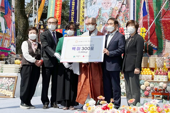 의왕시는 지난 15일 대한불교조계종 백운사에서 신종 코로나바이러스 감염증(코로나19)로 어려움을 겪는 저소득층 지원을 위해 쌀(10kg) 300포를 기탁했다. 사진=의왕시