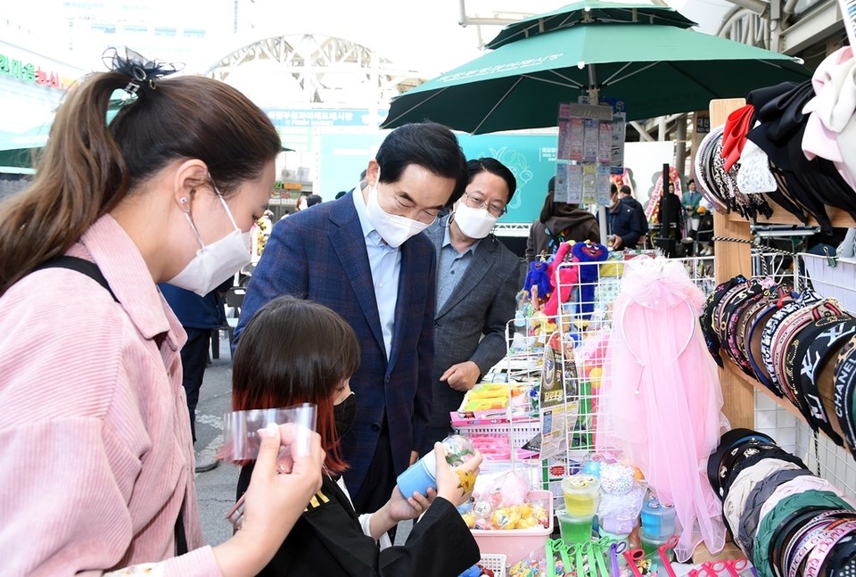 의정부시는 지난 16일 경기 북부의 대표적 전통시장인 의정부 청과야채시장 상인회가 상생발전형 경기공유마켓 의정부 청과야채시장 토요장터 개장식을 개최했다. 사진=의정부시