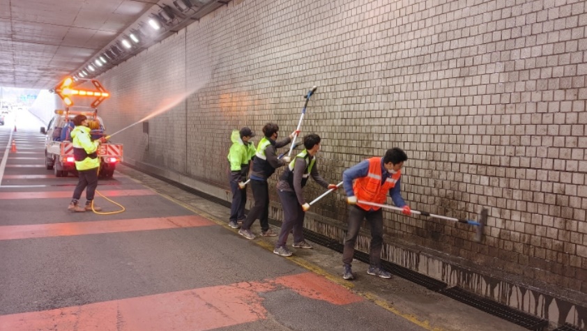 의정부시는 다가오는 봄을 맞아 겨울철 강설에 따른 제설작업과 미세먼지 등으로 오염된 도로시설물에 대해 안전하고 깨끗한 도로환경 조성을 위해 주요 도로시설물(중앙분리대, 안전펜스), 지하차도, 육교 등에 대해 대청소를 실시할 계획이다. 사진=의정부시