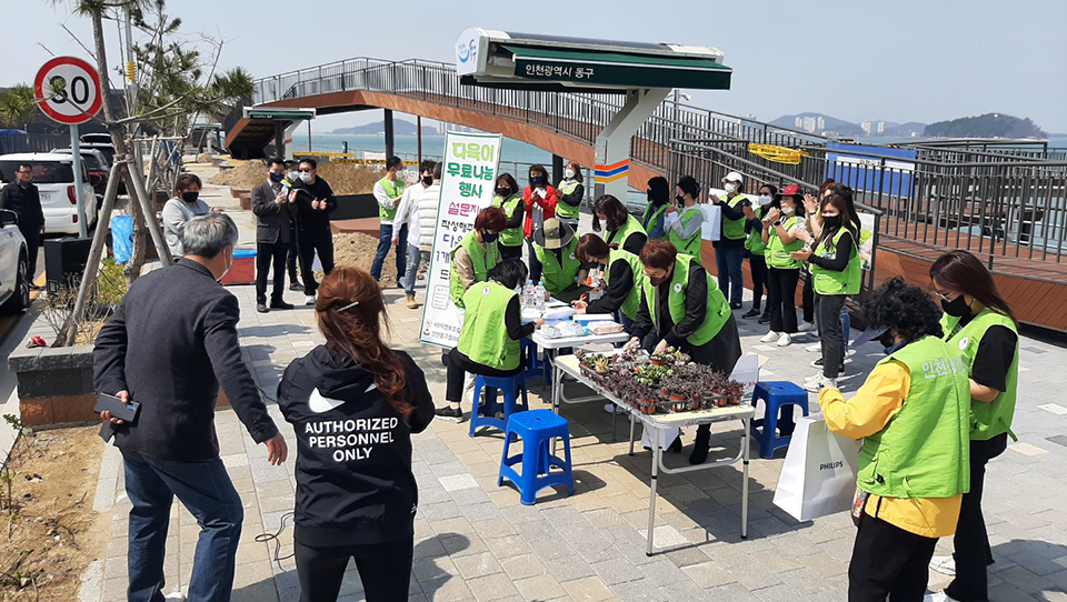 인천 동구 자연보호협의회가 ‘제52주년 지구의 날’을 맞아 지구사랑 실천 운동과 자연보호 활동을 펼쳤다. 사진=인천 동구청
