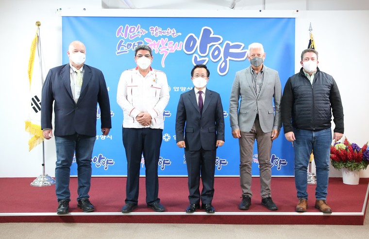 중남미 4개국 온두라스, 베네수엘라, 파라과이, 트리니다드토바고 시장단이 안양시 스마트도시통합센터를 찾아 시민 안전, 지능형 교통 등 첨단기술을 활용한 혁신 사례 등을 배우고 갔다. 사진=안양시청