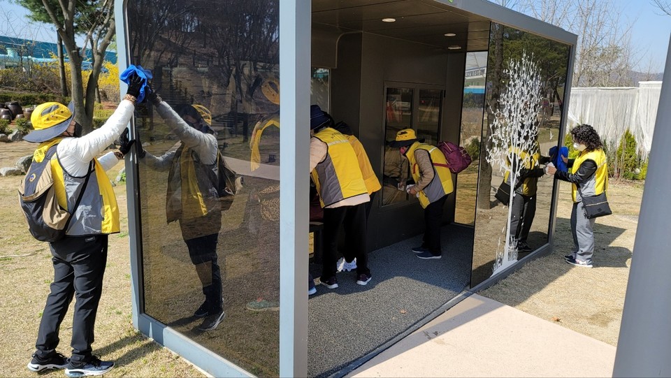 의왕시는 (사)대한노인회 의왕시지부 은빛봉사단이 관내 숲속책장 정비 활동에 협력하기로 뜻을 모았다. 사진=의왕시