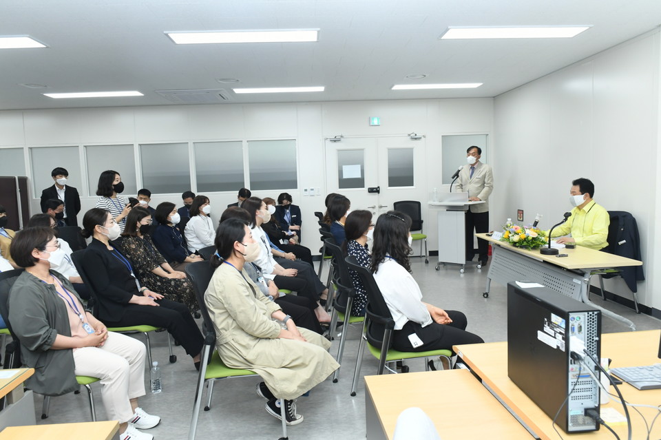 구리시 안승남 시장은 지난 25일 시청 별관 4층 회의실에서 2022년 체납실태조사단으로 활동하는 조사원들과 간담회 실시하고 있다. 사진=구리시