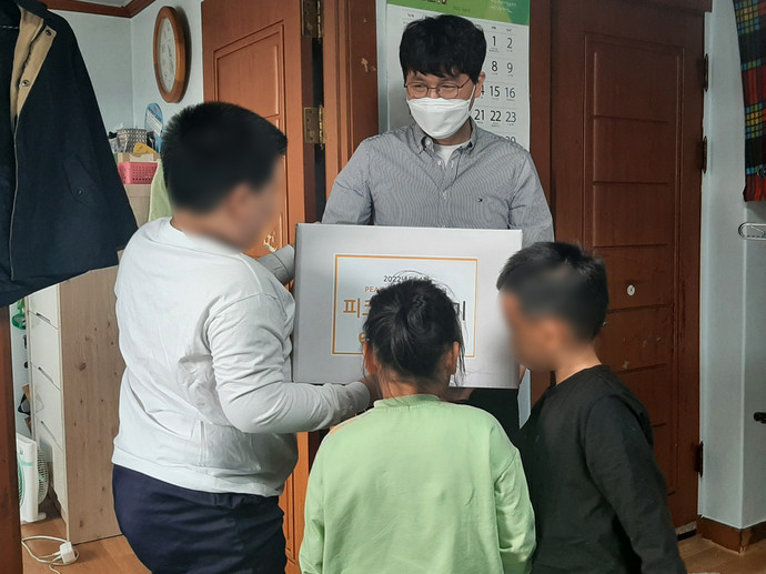 인천 동구는 지난 26일 이마트 트레이더스 송림점, 사회공헌 활동 파트너인 사단법인‘함께하는 한숲’과 함께 관내 취약계층에 어린이날 맞이 과자꾸러미 60세트를 전달했다. 사진=인천 동구청