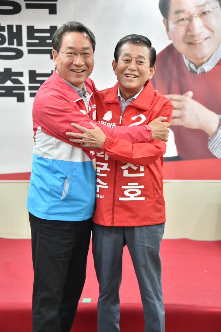 유천호 국민의힘 강화군수 예비후보(오늘쪽)와 유정복 인천시장 후보가 이번 지방선거에서 필승의 결의를 다지며 기념촬영을 하고 있다. 사진=유천호 강화군수 예비후보