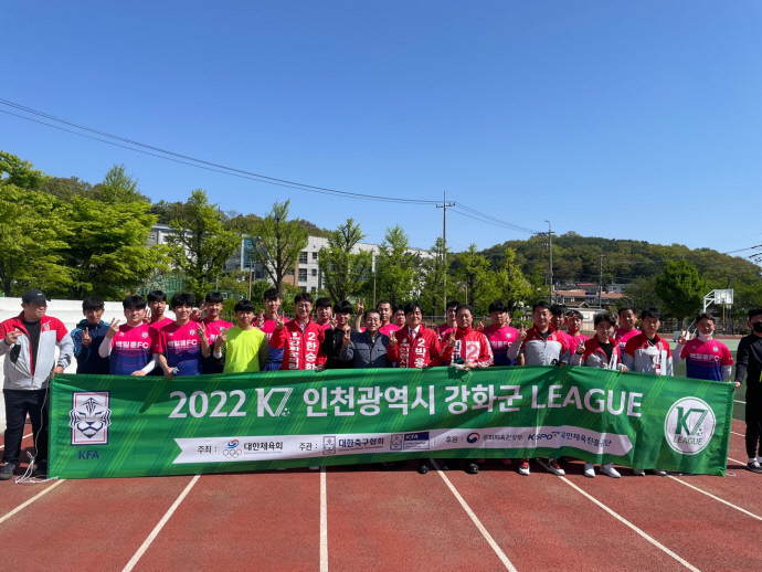 6월 지방선거에 출마하는 인천강화군 국민의힘 출마자들이 원팀으로 선거운동을 하던 중 기념촬영을 하고 있다.