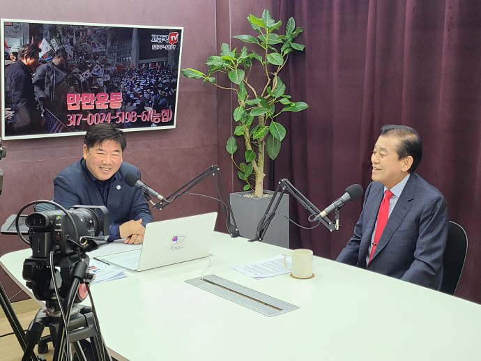 유천호 예비후보(오른쪽)가 유튜브 ‘고성국TV’ 특별대담에 출연해 대담을 나누고 있다. 사진=유천호 강화군수 예비후보