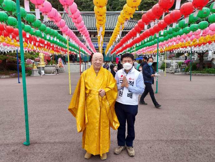 정현배 국민의힘 연수구의원(나 선거구) 후보가 8일 연수구 동춘동 흥륜사에 방문했다.