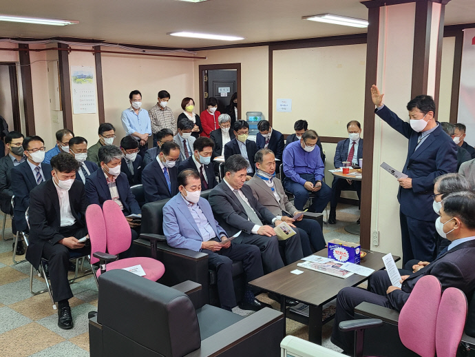 인천 강화지역 목회자들이 유천호 후보 선거사무소를 찾아 개소 예배를 진행하고 있다. 사진=유천호 후보