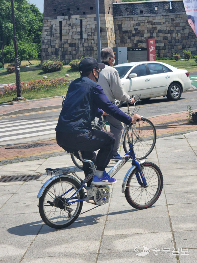 도로교통법 제50조에서는 자전거 운전자가 자전거도로 및 도로에서 운전할 때에는 인명보호 장구를 착용해야 한다고 규정하고 있다. 김도균기자