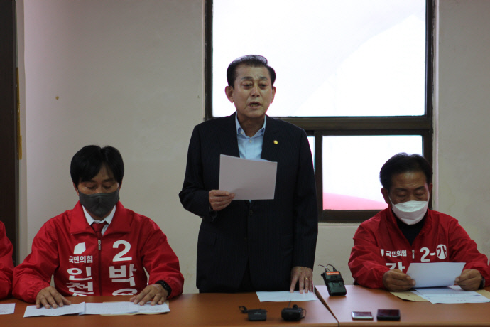 유천호 인천강화군수가 무소속 출마 기자회견을 열고 있다.