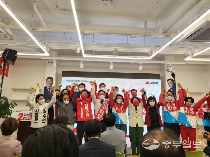 국민의힘 구혁모 화성시장 후보가 15일 오후 5시 영천동 금강펜테리움 IX타워 A동 1205호에서 선거사무소 개소식을 열었다.이상문기자