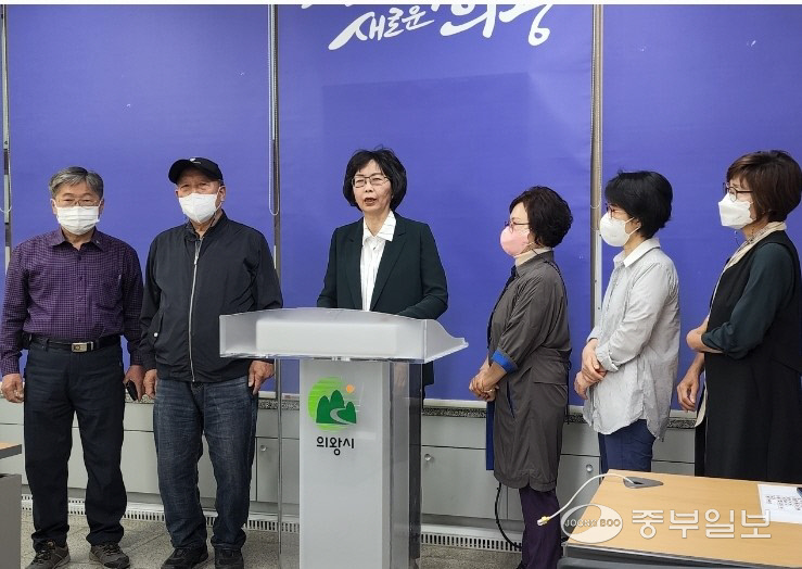 김진숙 더불어민주당 의왕시장 후보는 의왕시청 브리핑룸에서 기자회견을 갖고 지지당원 500여 명과 함께 민주당 탈당을 공식 선언했다. 사진=김명철기자