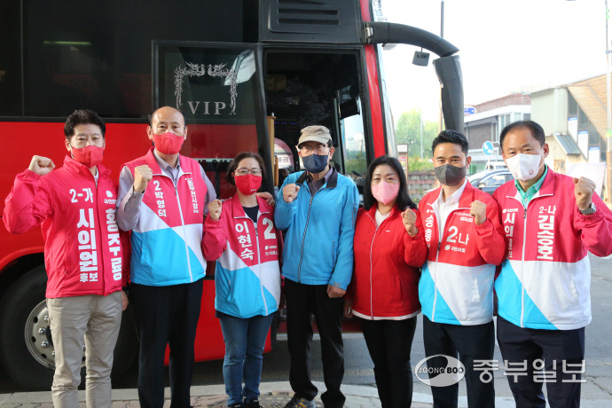 박형덕 국민의힘 동두천 시장 후보를 비롯한 광역, 기초 출마자들이 호국순례에 나서는 보훈단체와 만난 뒤 기념촬영을 하고 있다. 사진=박형덕 후보 제공