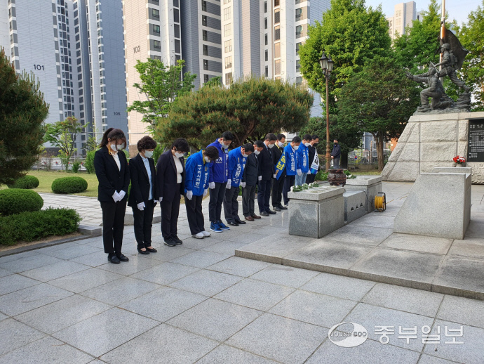 더불어민주당 구리시지역위원회는 오는 6.1 지방선거 공식선거운동이 시작된 19일(목) 윤호중 위원장과 후보자들이 구리 현충탑을 참배하고 선거 승리 결의를 다졌다.사진=더불어민주당 구리시지역위원회
