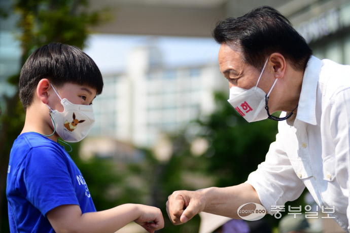 임태희 경기도교육감 후보가 어린이와 인사를 나누고 있다. 사진=임태희후보