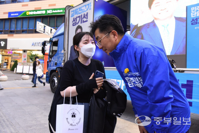 성기선 경기도교육감 후보가 시민의 목소리를 듣고 있다. 사진=성기선후보