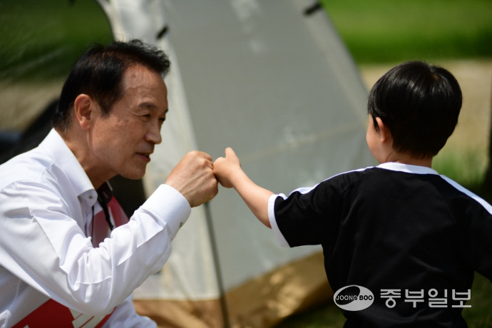 임태희 경기도교육감 후보가 선거유세 현장에서 만난 어린이와 인사를 나누고 있다. 사진=임태희후보