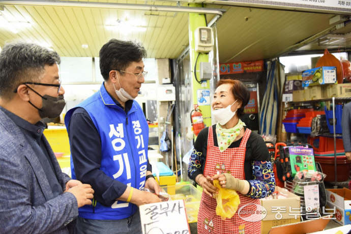 성기선 경기도교육감 후보가 유세 현장에서 만난 시민과 인사를 나누고 있다. 사진=성기선후보