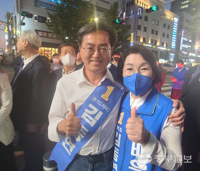 김동연 더불어민주당 경기도지사 후보가 31일 수원 팔달구 나혜석거리 유세현장에 배우자 정우영 씨와 함께했다. 신연경기자