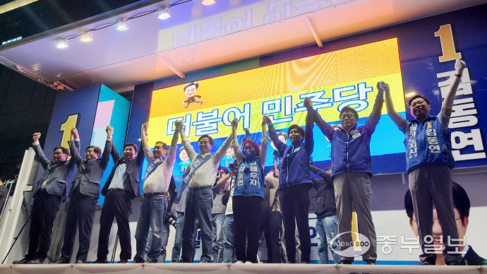 김동연 더불어민주당 경기도지사 후보가 31일 오후 수원 팔달구 나혜석거리에서 마지막 유세를 진행, ‘파란 31 대장정’을 마무리했다. 신연경기자