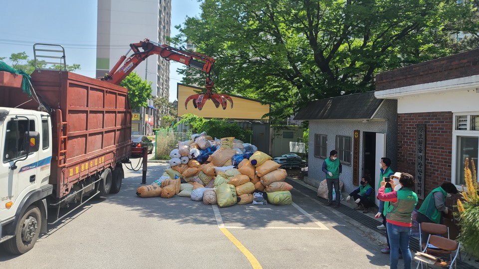 이천시 장호원읍 새마을협의회는 지난 3일 자원 재활용과 이웃을 돕기 위한 헌옷 수거 행사를 개최했다. 사진=이천시