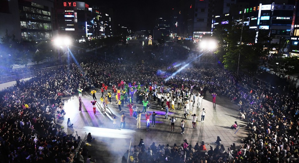 안산시 대표 ‘안산국제거리극축제’가 코로나19 여파로 중단된 지 3년 만에 열려 안산 도심을 시끌벅적한 놀이터로 탈바꿈시키며 화려하게 막을 내렸다. 사진=안산시