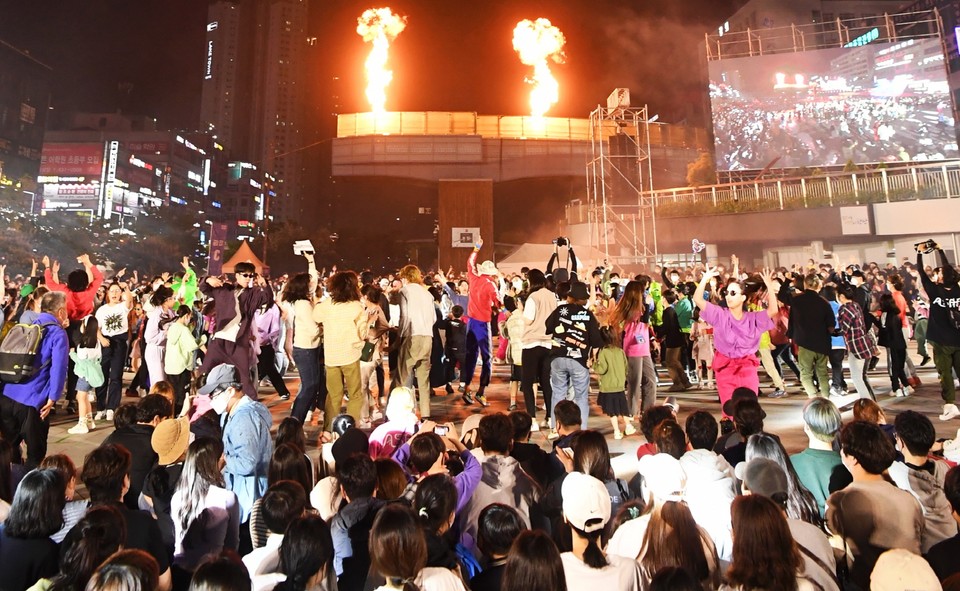 안산시 대표 ‘안산국제거리극축제’가 코로나19 여파로 중단된 지 3년 만에 열려 안산 도심을 시끌벅적한 놀이터로 탈바꿈시키며 화려하게 막을 내렸다. 사진=안산시