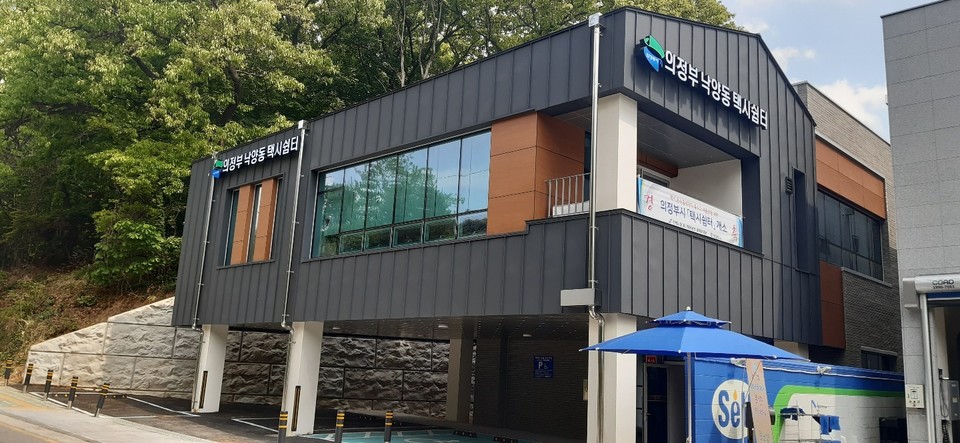 의정부시는 지난 9일 관내 1천400여 명의 택시 운수종사자를 위해 용민로 289번길 10 일원에 지상 2층(연면적 256.1㎡) 규모로 의정부시 택시쉼터를 조성하고 첫 서비스를 실시한다. 사진=의정부시