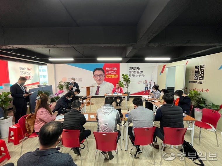 6·1 지방선거 안성시장에 도전하는 이영찬 국민의힘 후보가 최근 선거사무에서 정책을 발표하고 있다. 류제현기자
