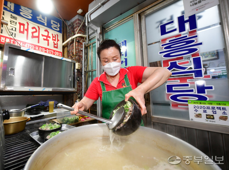 오산오색시장에 위치한 대흥식당에서 직원이 손님에게 나갈 돼지국밥을 토렴하고 있다. 김근수기자