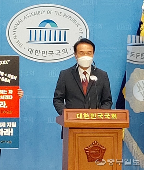 6·1 지방선거 경기교육감 선거에 출마한 임태희 후보가 25일 오후 국회 소통관에서 기자회견을 가졌다. 김재득기자