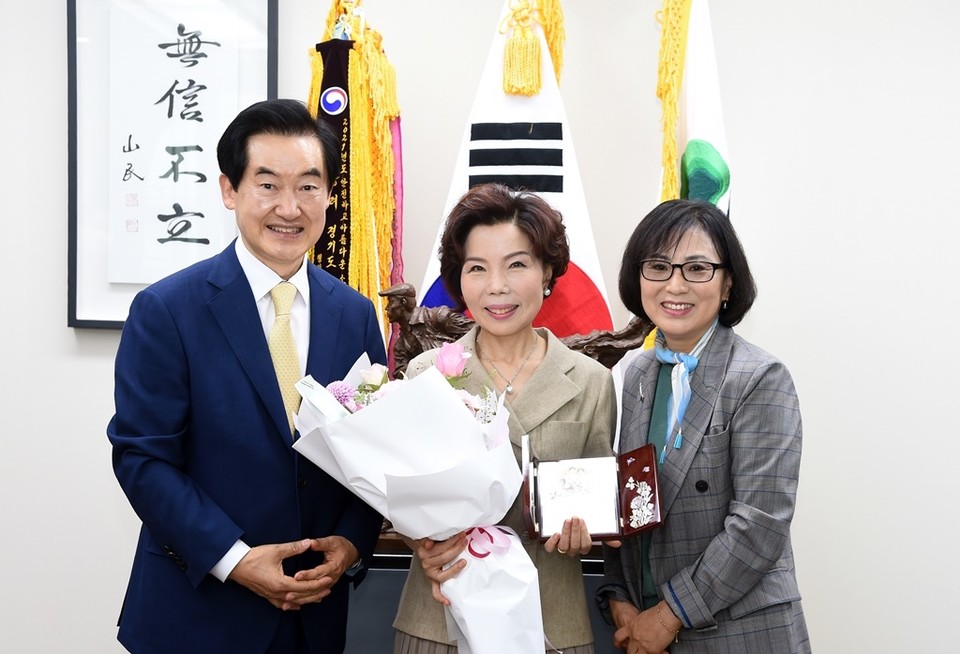 의정부시에서 지원하는 경기도여성단체협의회 의정부시지회는 지난 24일 시청에 방문해 명예회장 윤지인 여사에게 감사패를 전달했다. 사진=의정부시