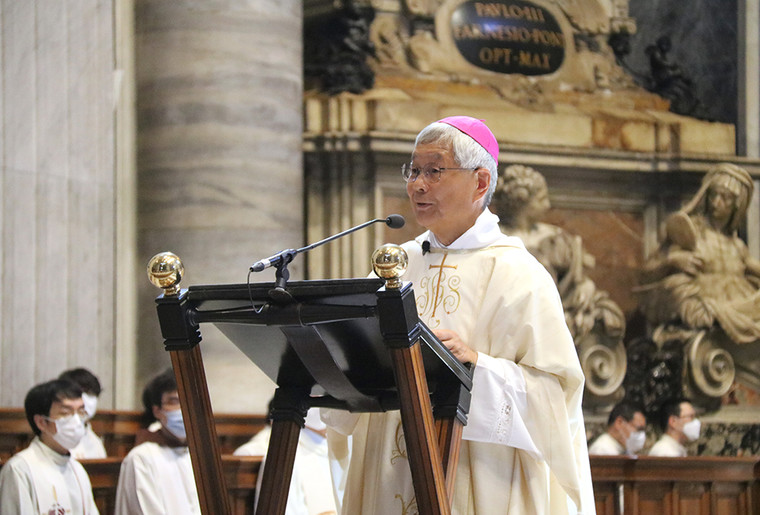 작년 8월 21일(현지시간) 바티칸시국 성베드로 대성전에서 봉헌된 성김대건 안드레아 신부 탄생 200주년 기념 미사에서 유흥식 대주교가 강론하는 모습.  연합뉴스