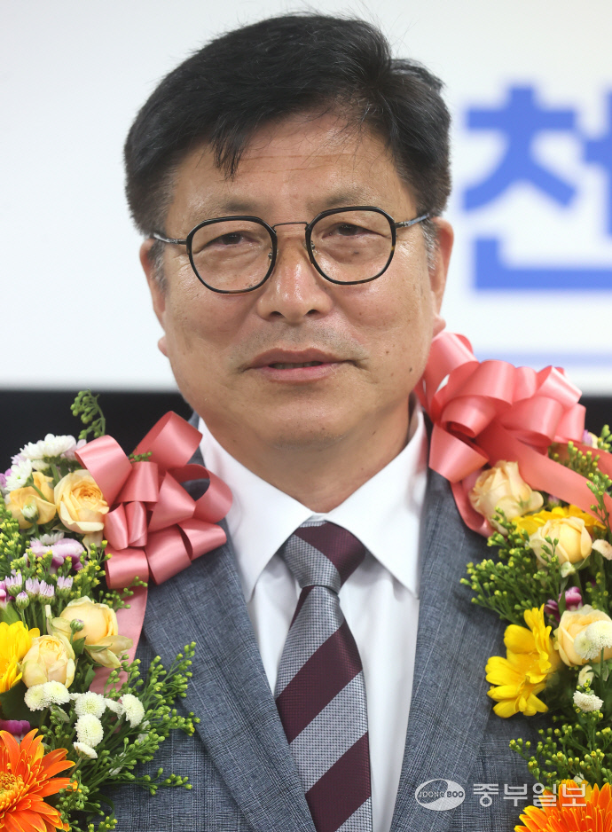 도성훈 인천시교육감 후보가 2일 인천 미추홀구 선거사무소에서 당선 인사를 하고 있다.(인천사진공동취재단)